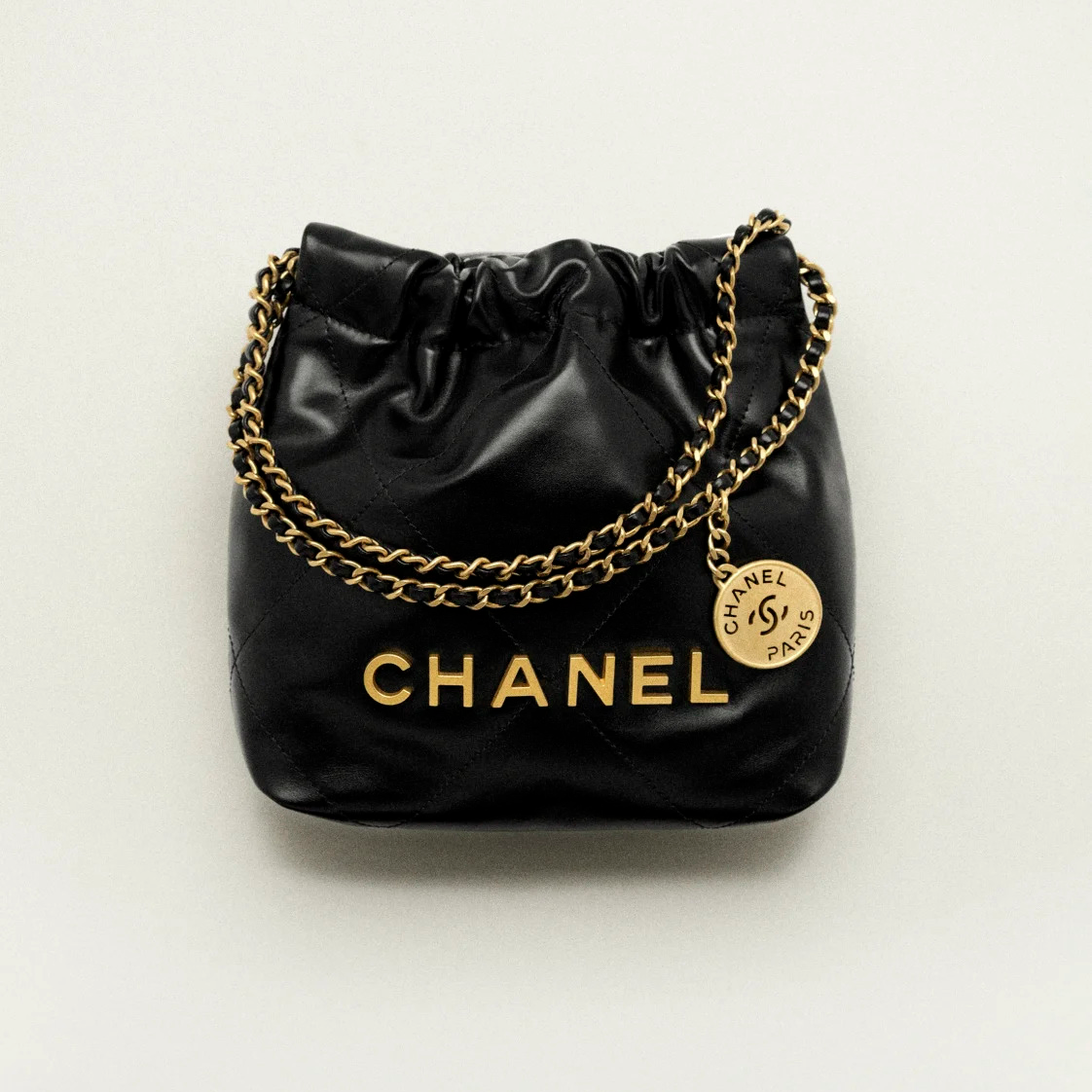 CHANEL包包专柜价格多少钱 22 迷你手袋 亮面小牛皮 黑色