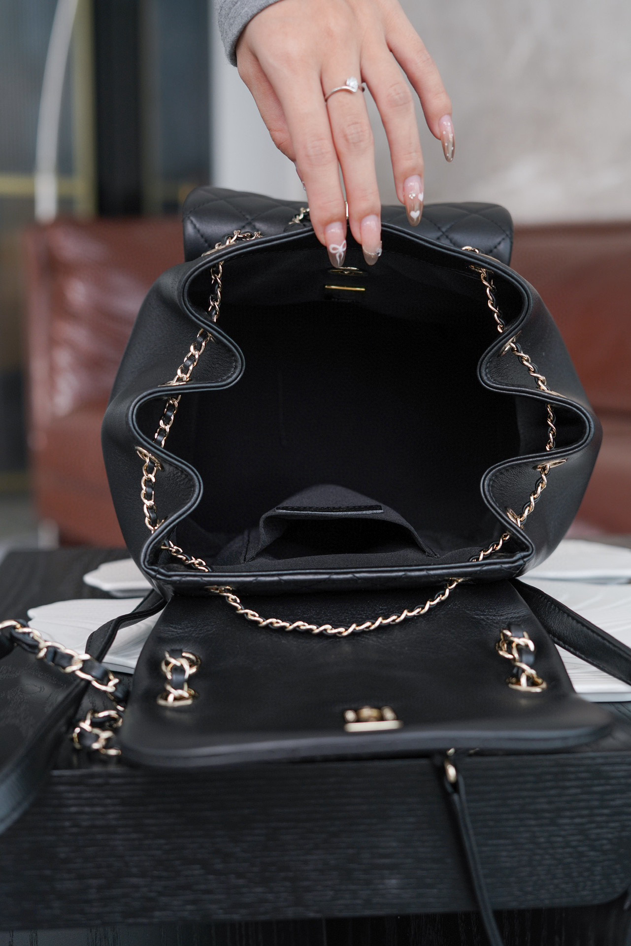 Chanel新款官网包包大全图片 24p 大号 黑色小牛皮双肩包