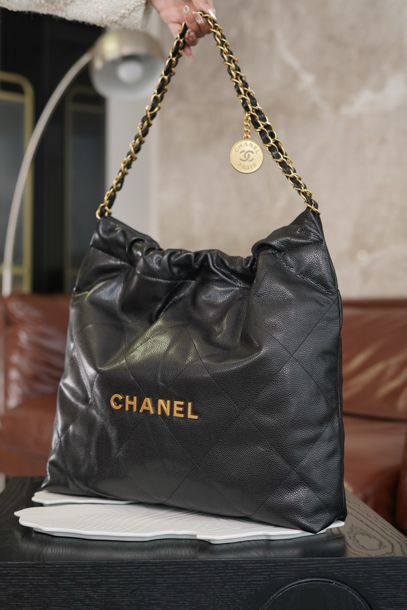 Chanel女包官网经典款式 22手袋 24b 黑色亮面小牛皮与金色金属