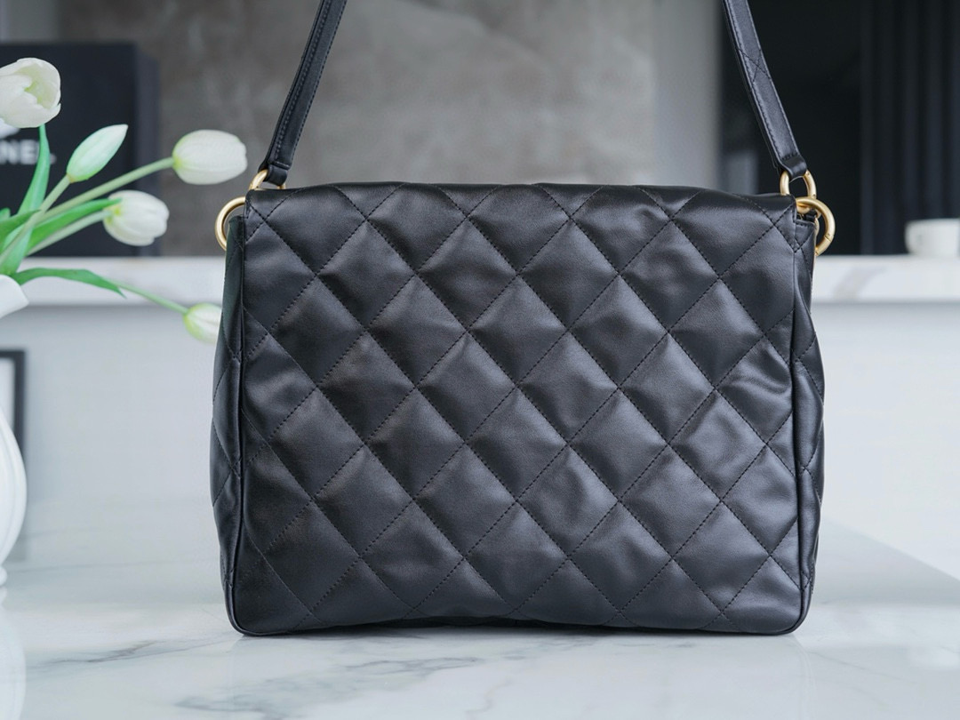 Chanel品牌包包属于什么档次 24新款hobo邮差包 大号黑色