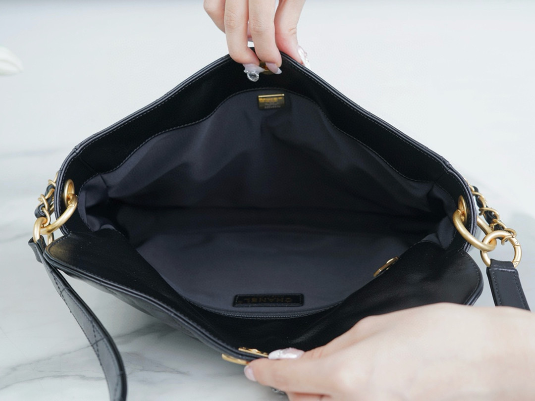 Chanel品牌包包属于什么档次 24新款hobo邮差包 大号黑色