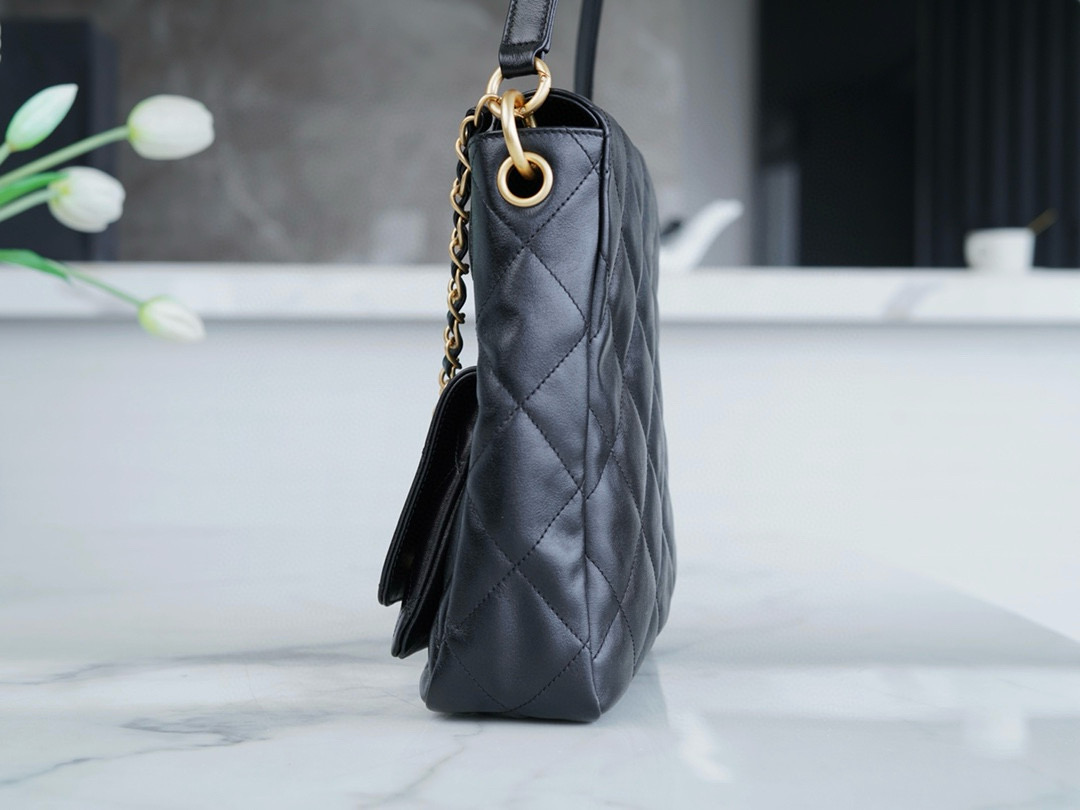 Chanel品牌包包属于什么档次 24新款hobo邮差包 大号黑色