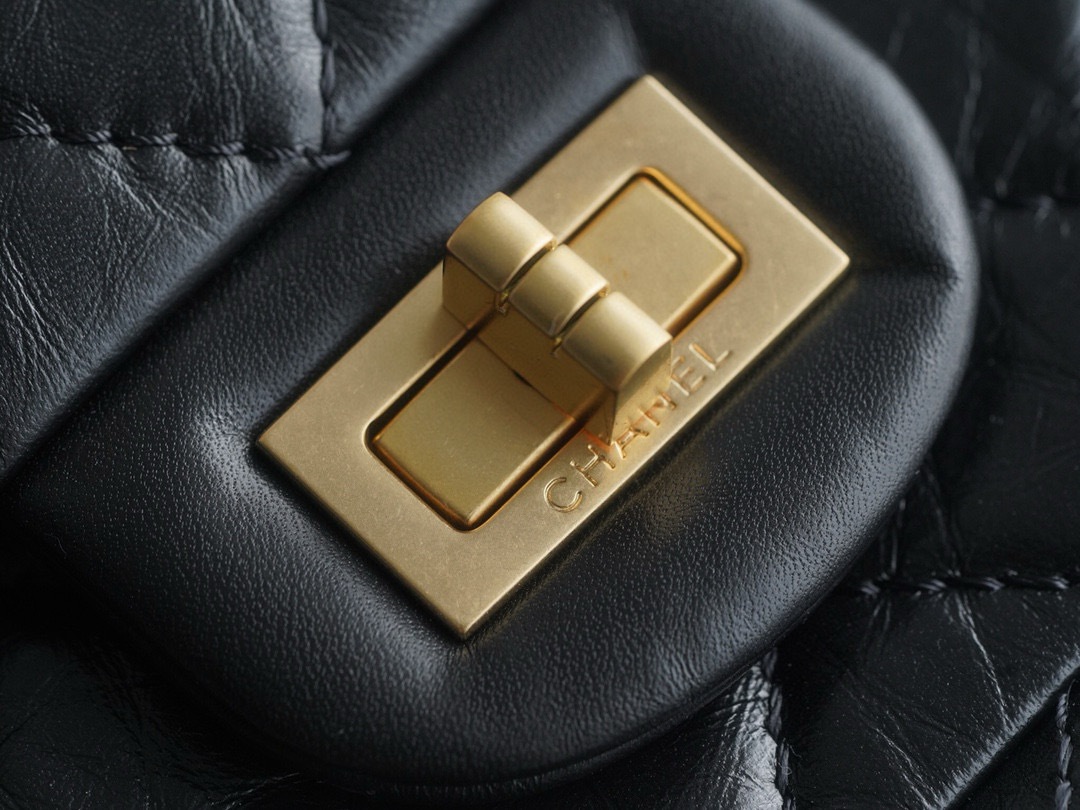 Chanel香奈儿包包如何分辨真假 官网经典黑金2.55口盖包
