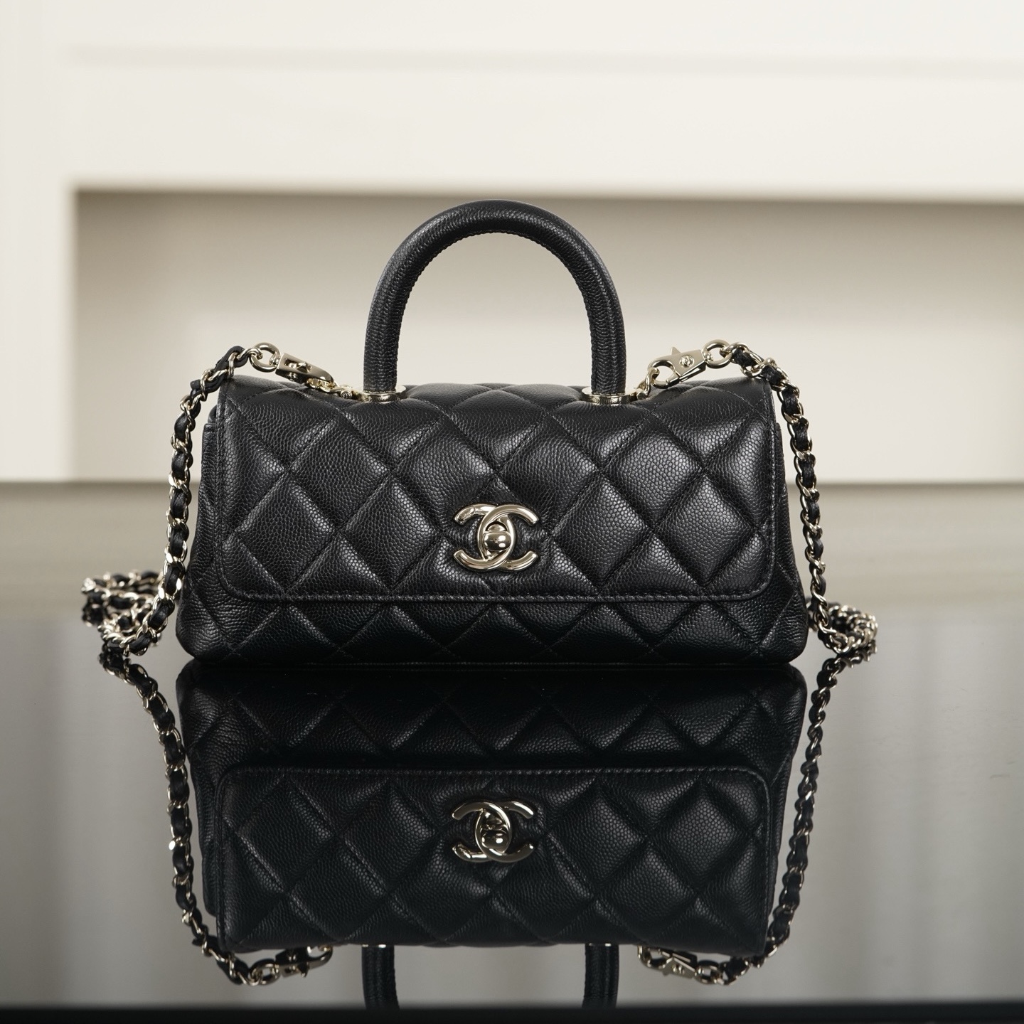 Chanel女包新款专柜26A横版Cocohandle手提包mini黑金-奢品网包包腕表之家 Chanel女包新款专柜26A横版Cocohandle手提包mini黑金