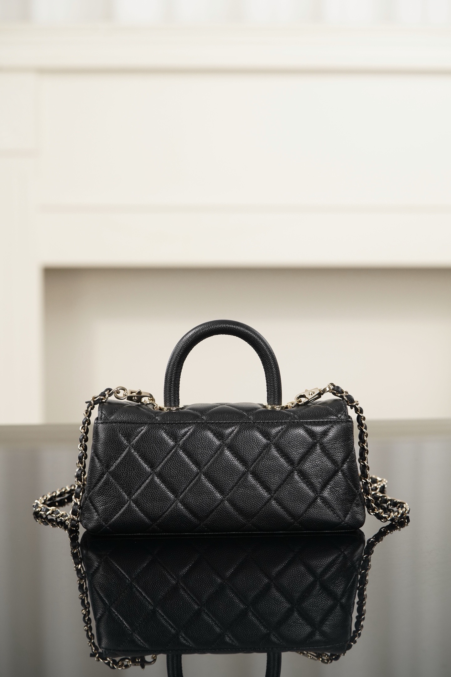 Chanel女包新款专柜26A横版Cocohandle手提包mini黑金-奢品网包包腕表之家 Chanel女包新款专柜26A横版Cocohandle手提包mini黑金