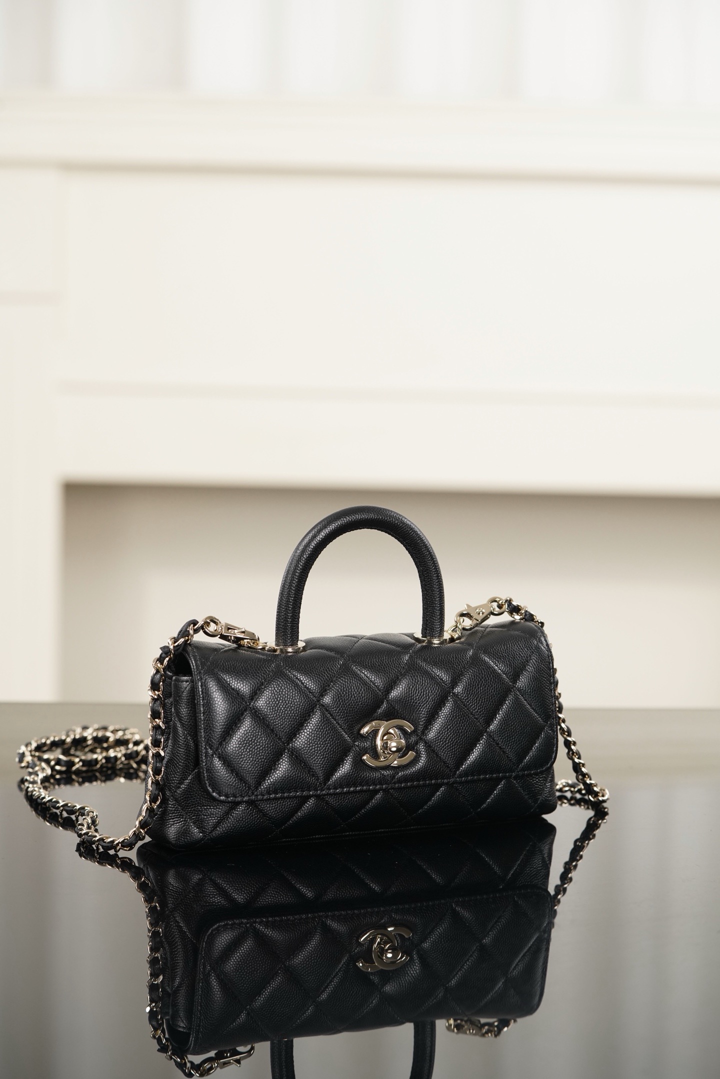 Chanel女包新款专柜26A横版Cocohandle手提包mini黑金-奢品网包包腕表之家 Chanel女包新款专柜26A横版Cocohandle手提包mini黑金