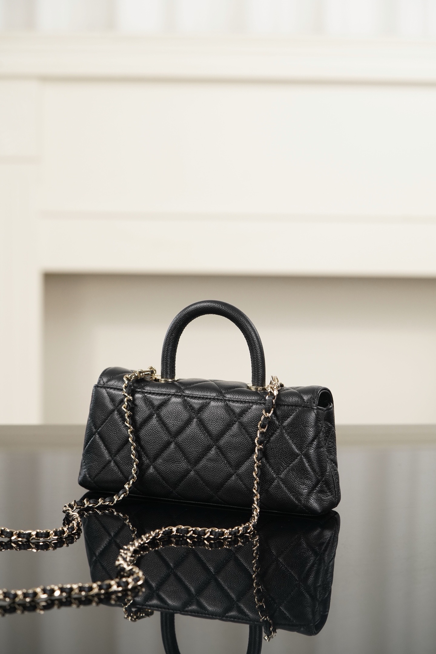Chanel女包新款专柜26A横版Cocohandle手提包mini黑金-奢品网包包腕表之家 Chanel女包新款专柜26A横版Cocohandle手提包mini黑金