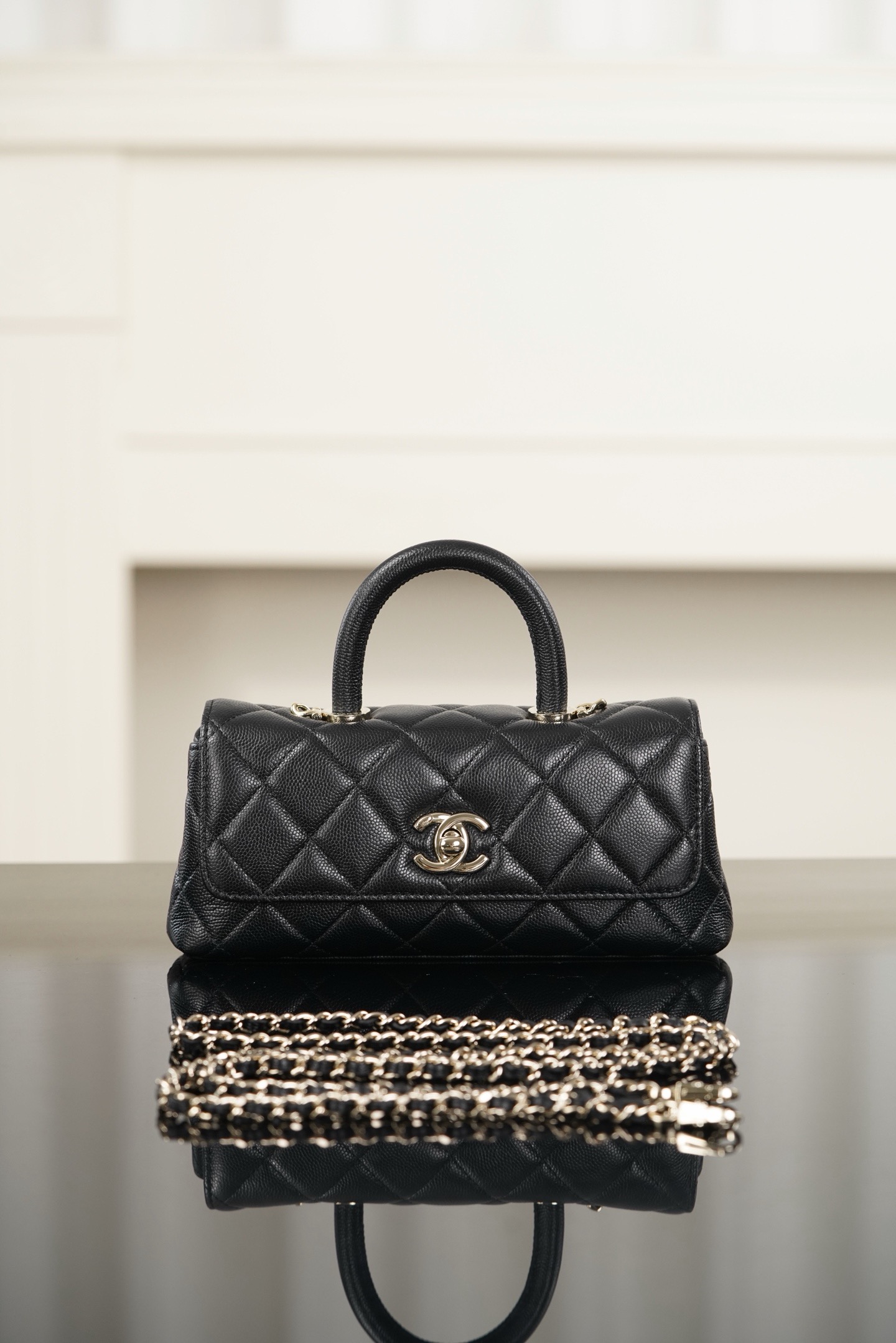 Chanel女包新款专柜26A横版Cocohandle手提包mini黑金-奢品网包包腕表之家 Chanel女包新款专柜26A横版Cocohandle手提包mini黑金