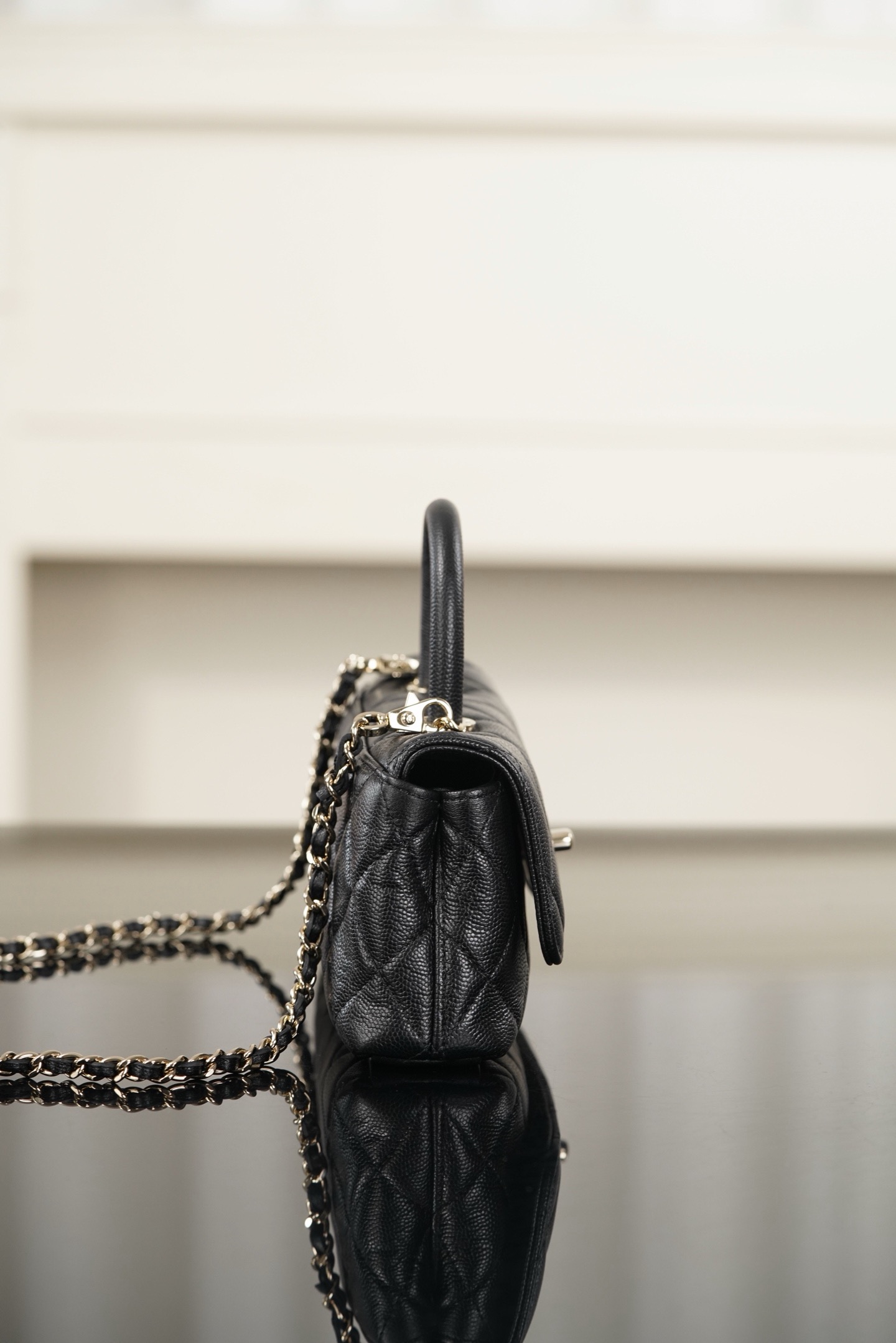 Chanel女包新款专柜26A横版Cocohandle手提包mini黑金-奢品网包包腕表之家 Chanel女包新款专柜26A横版Cocohandle手提包mini黑金