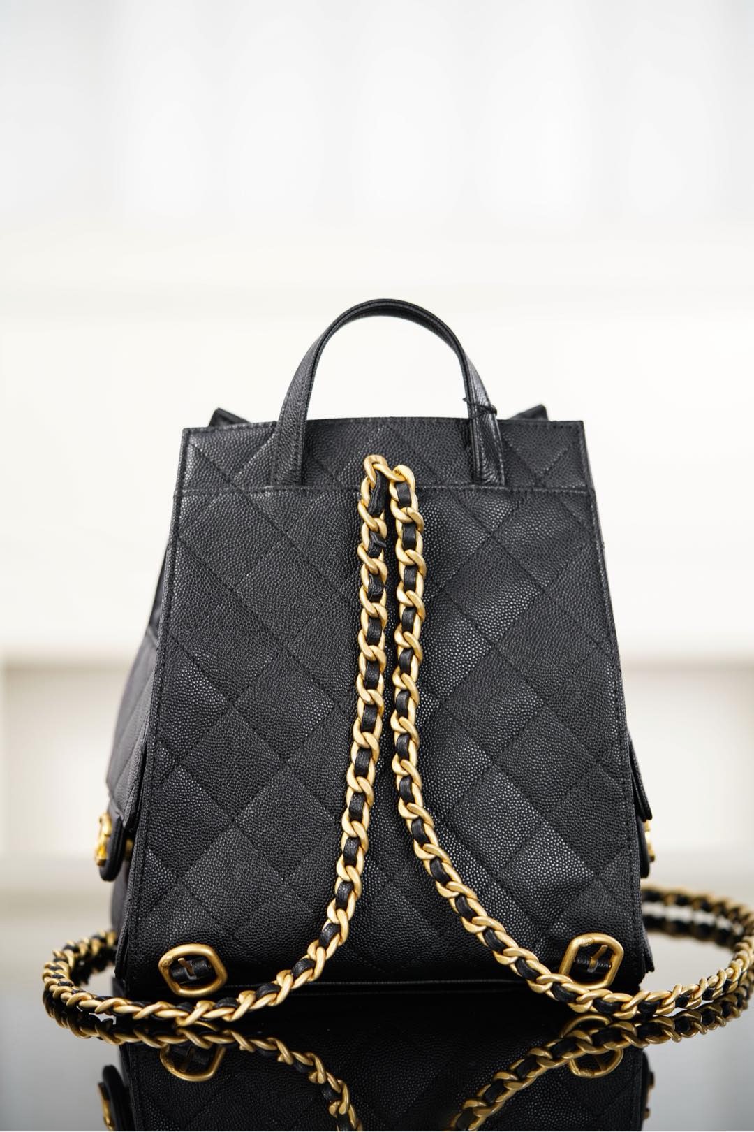 Chanel包包新款旗舰店25B黑金中号25Bag粒面牛皮双肩包 Hong Kong