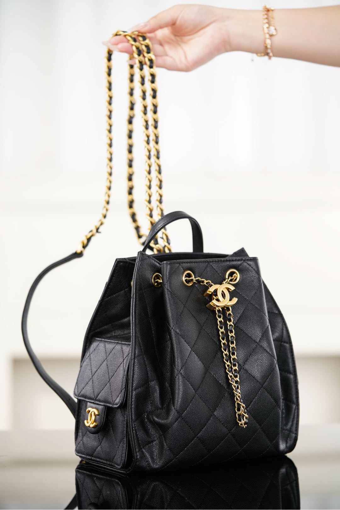 Chanel包包新款旗舰店25B黑金中号25Bag粒面牛皮双肩包 Hong Kong