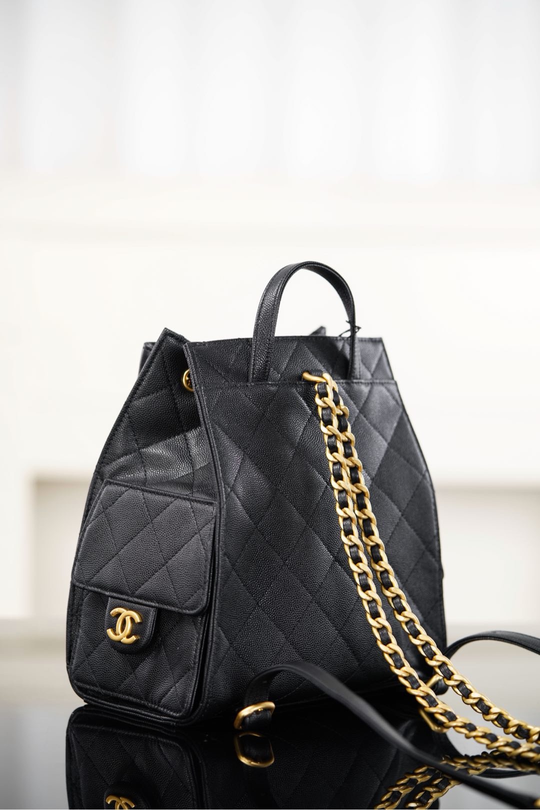 Chanel包包新款旗舰店25B黑金中号25Bag粒面牛皮双肩包 Hong Kong