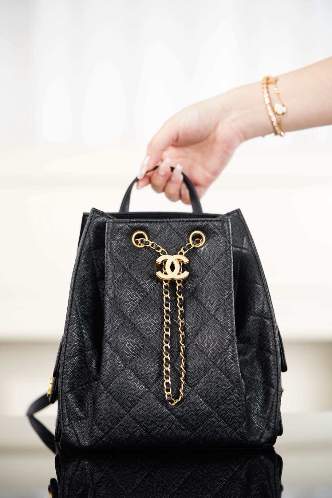 Chanel包包新款旗舰店25B黑金中号25Bag粒面牛皮双肩包 Hong Kong