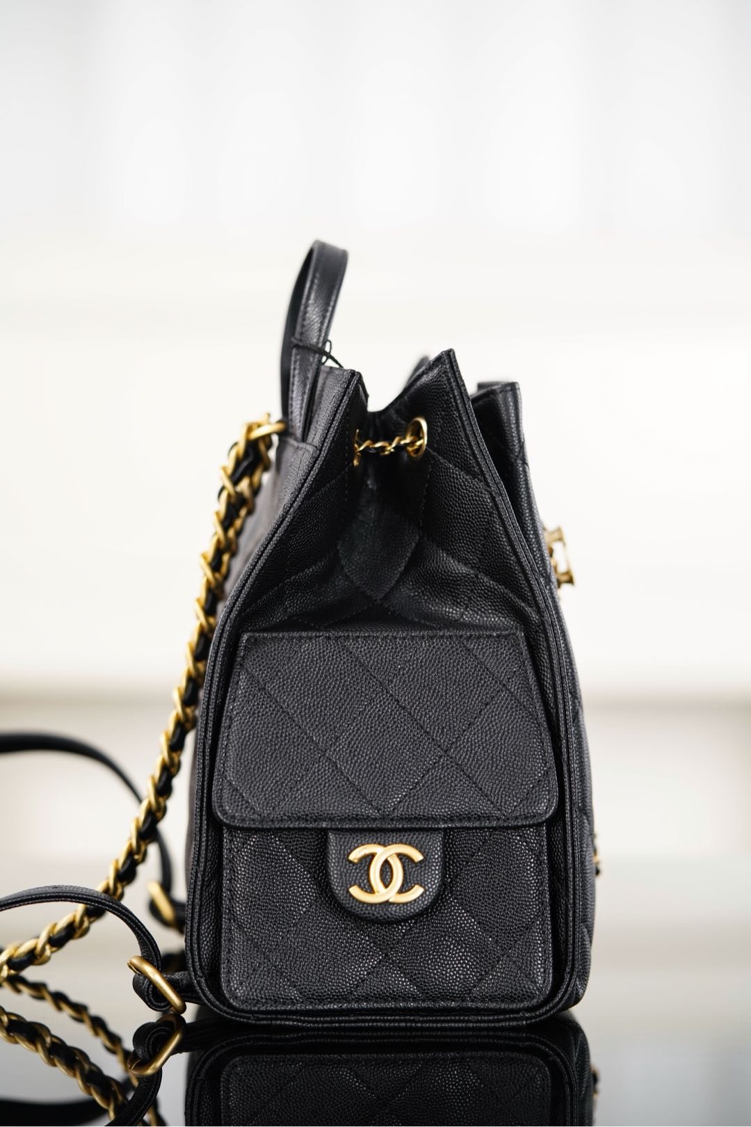 Chanel包包新款旗舰店25B黑金中号25Bag粒面牛皮双肩包 Hong Kong