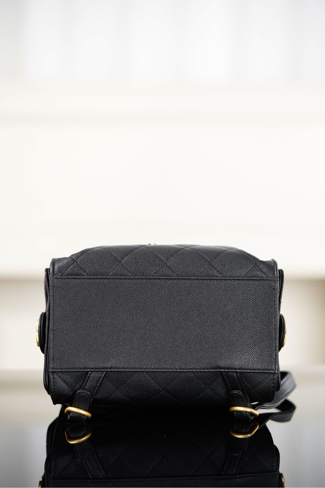 Chanel包包新款旗舰店25B黑金中号25Bag粒面牛皮双肩包 Hong Kong