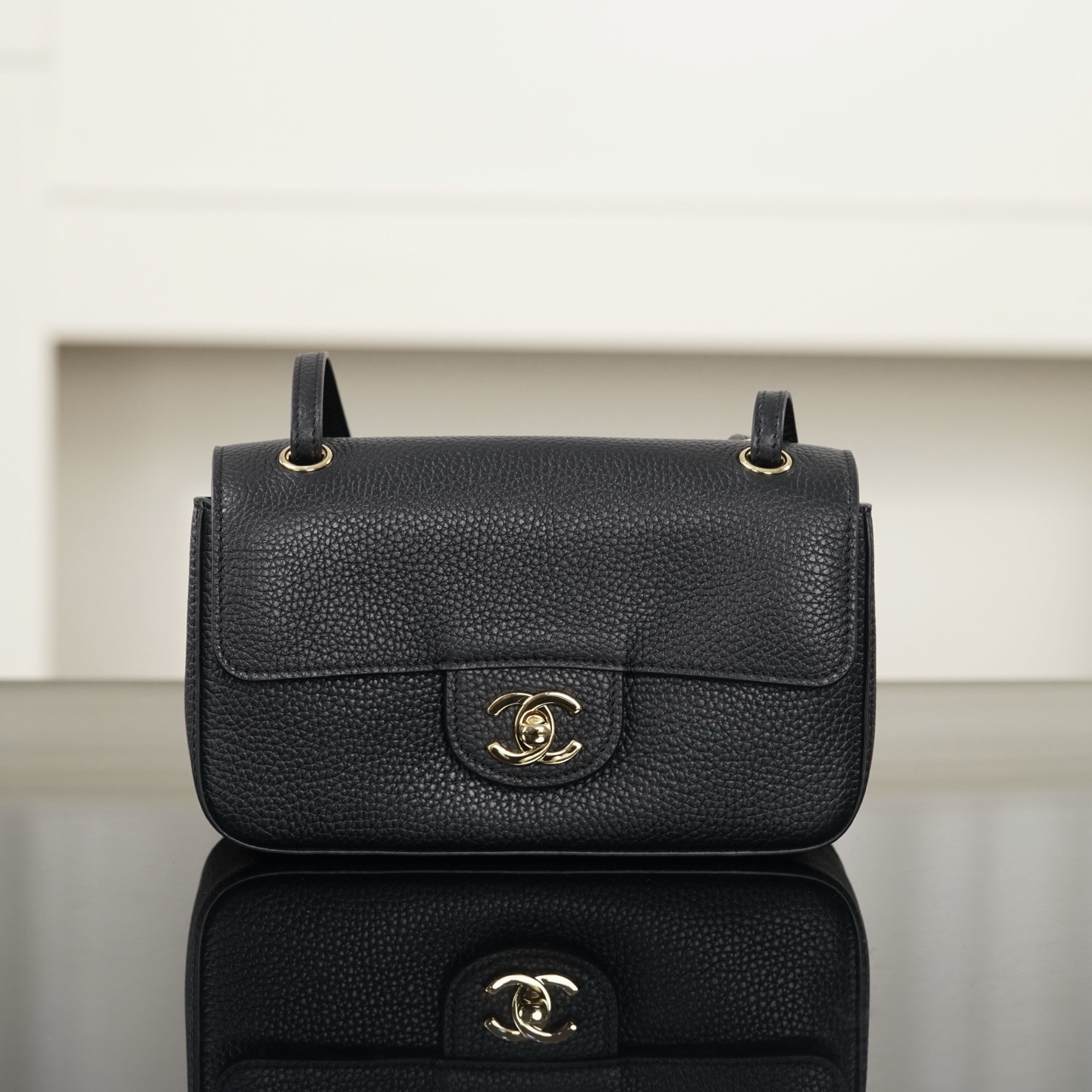 Chanel包包品牌专柜26B CF mini口盖包黑金鱼子酱牛皮 UAE