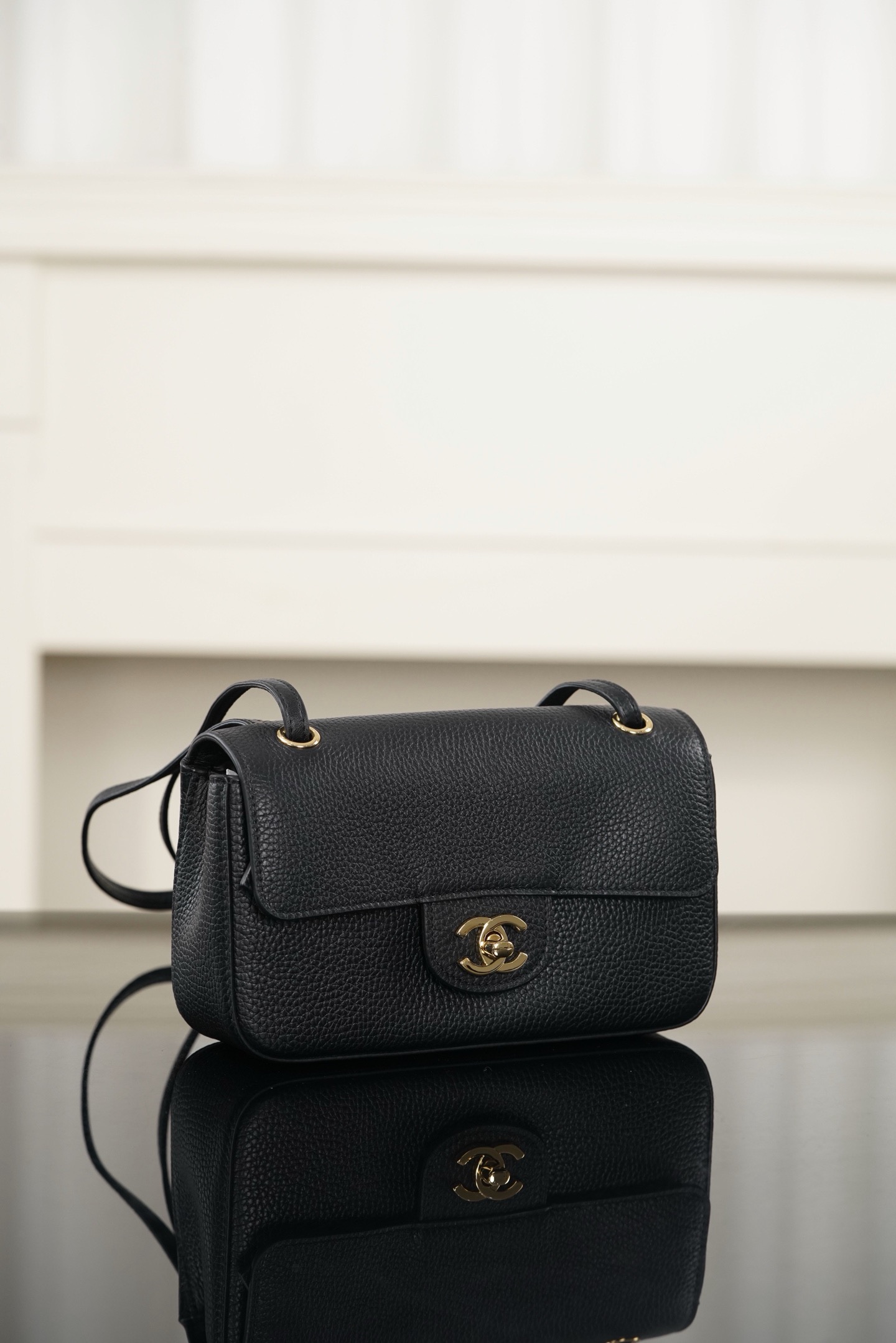 Chanel包包品牌专柜26B CF mini口盖包黑金鱼子酱牛皮 UAE