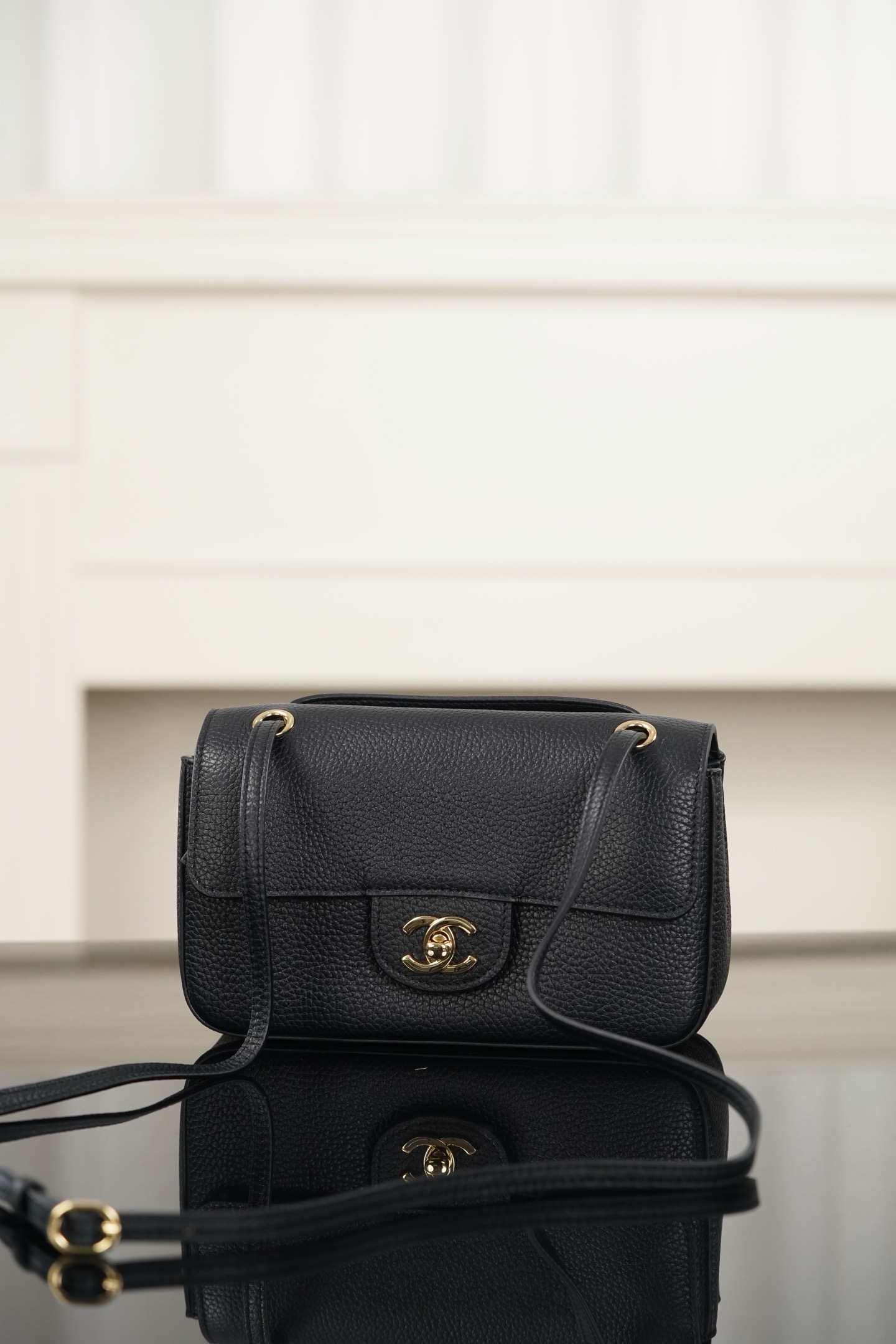 Chanel包包品牌专柜26B CF mini口盖包黑金鱼子酱牛皮 UAE