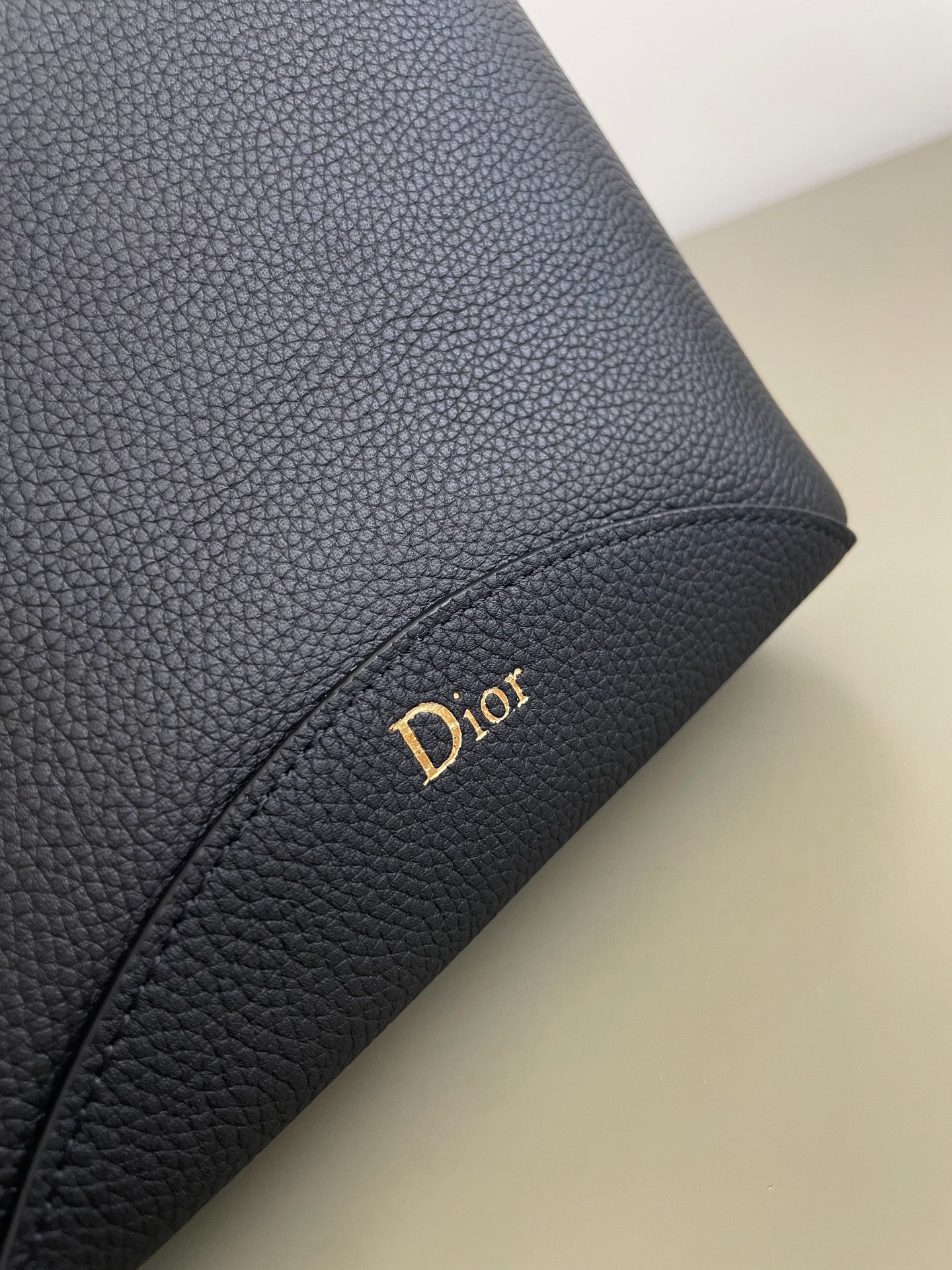 Dior包包如何分辨真伪新款Medaillon水桶包黑色牛皮革小号 Malaysia