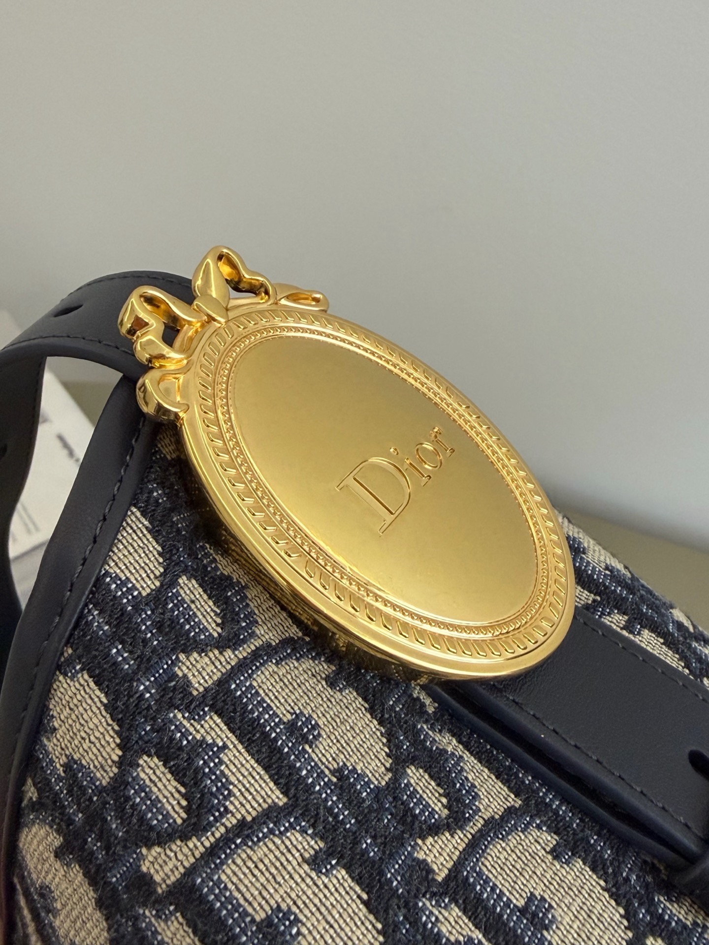 Dior包包专柜入口Medaillon水桶包蓝色Oblique帆布中号斜挎包  Jakarta