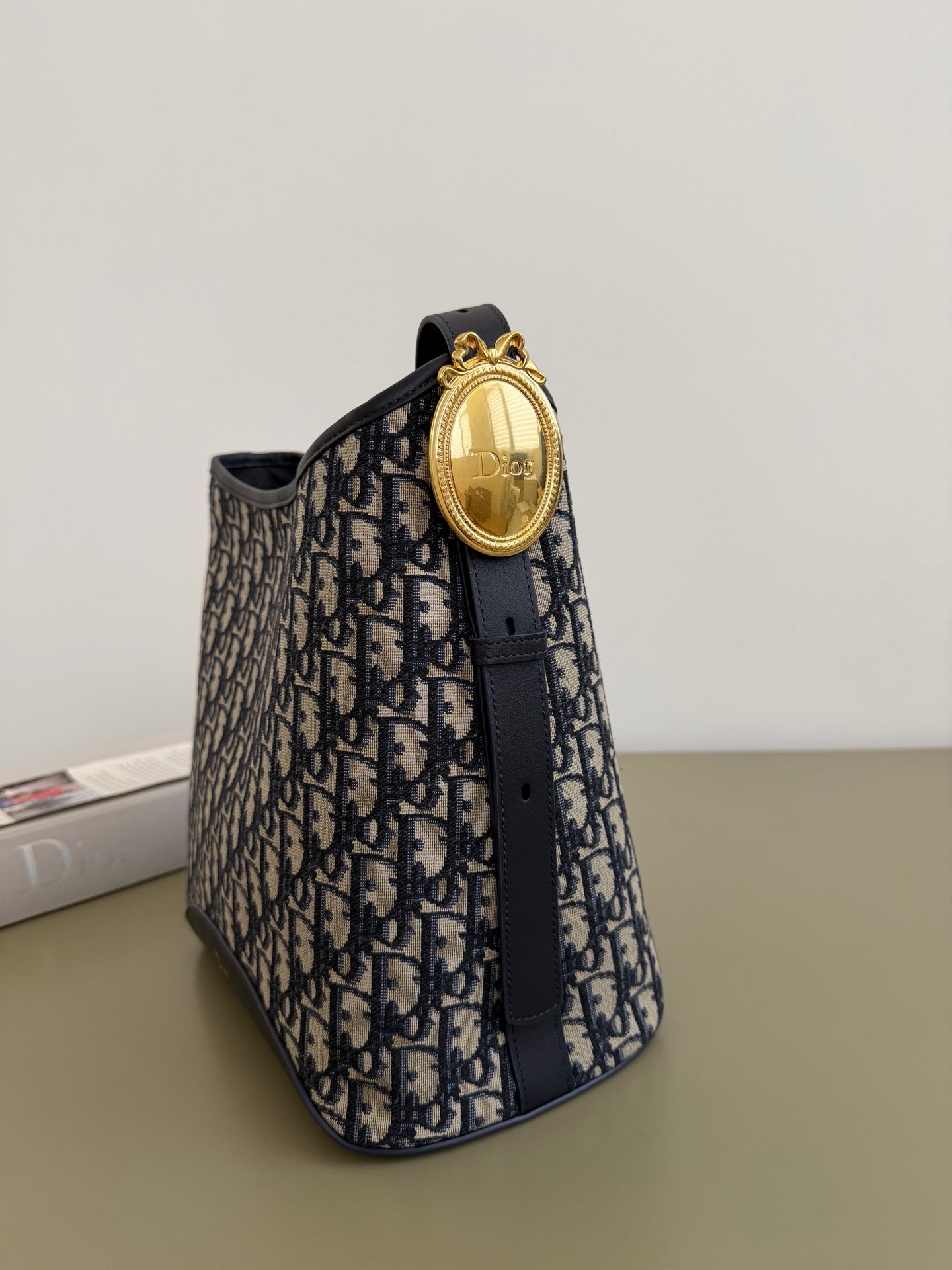 Dior包包专柜入口Medaillon水桶包蓝色Oblique帆布中号斜挎包  Jakarta