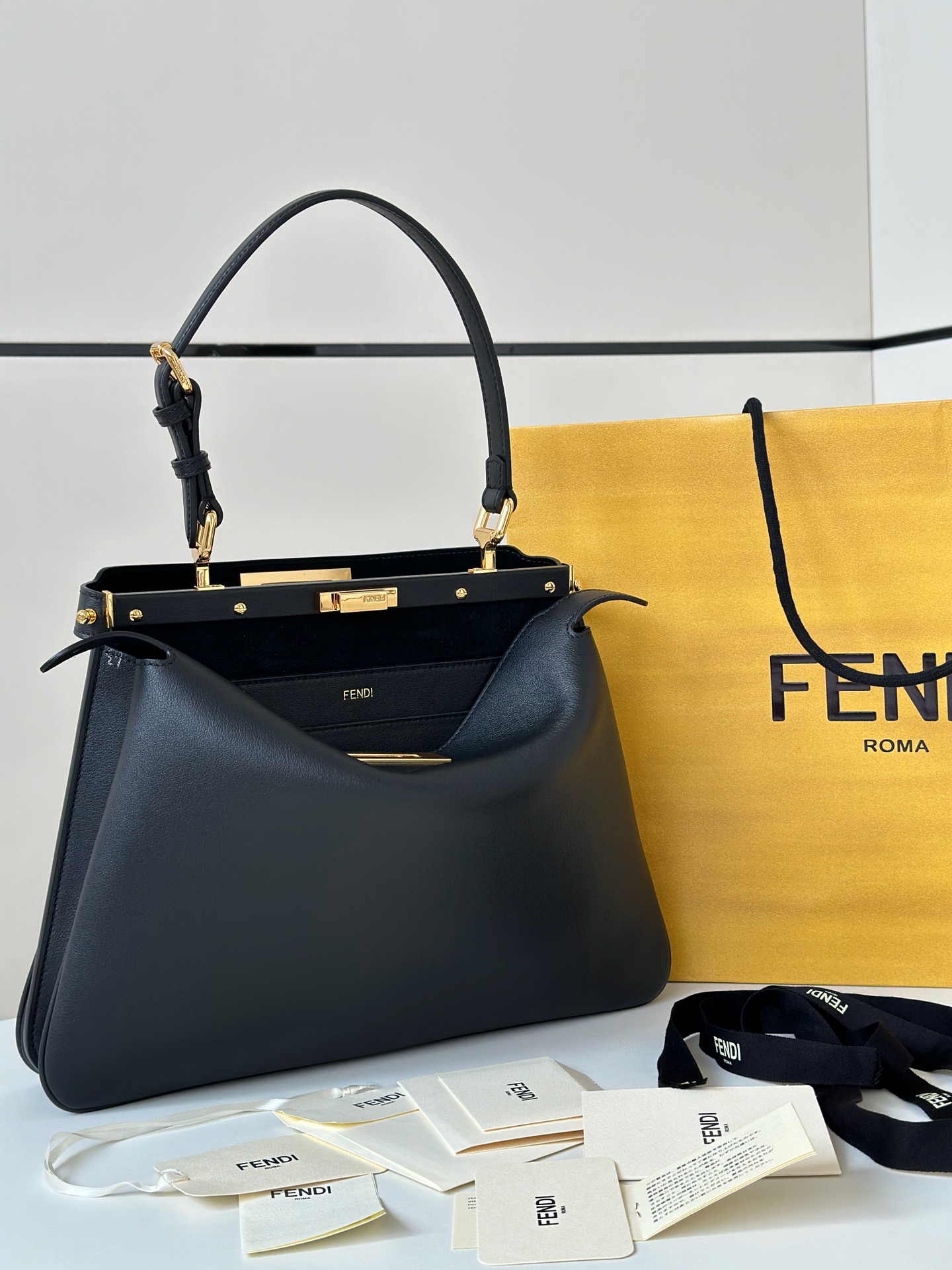 Fendi包包代购多少钱 新款Peekaboo中号手袋 黑色小牛皮肩背包