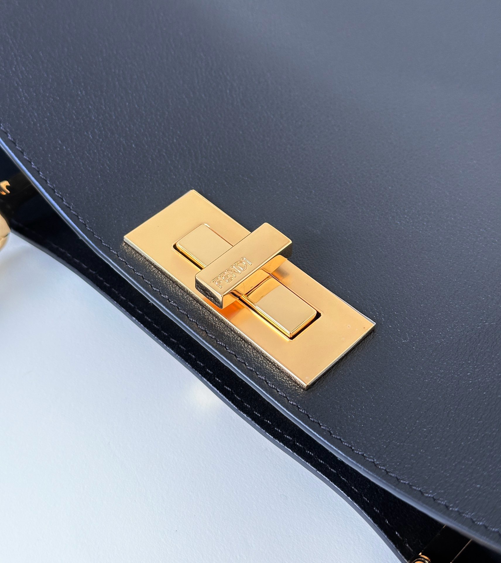 Fendi包包代购多少钱 新款Peekaboo中号手袋 黑色小牛皮肩背包