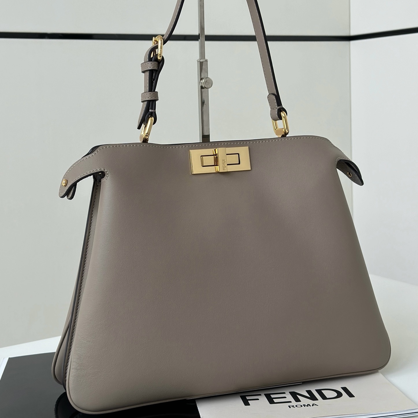 Fendi包包Saudi Arabia官网价格图片Peekaboo中号手袋 大象灰小牛皮手提包-奢品网包包腕表之家 Fendi包包Saudi Arabia官网价格图片Peekaboo中号手袋 大象灰小牛皮手提包