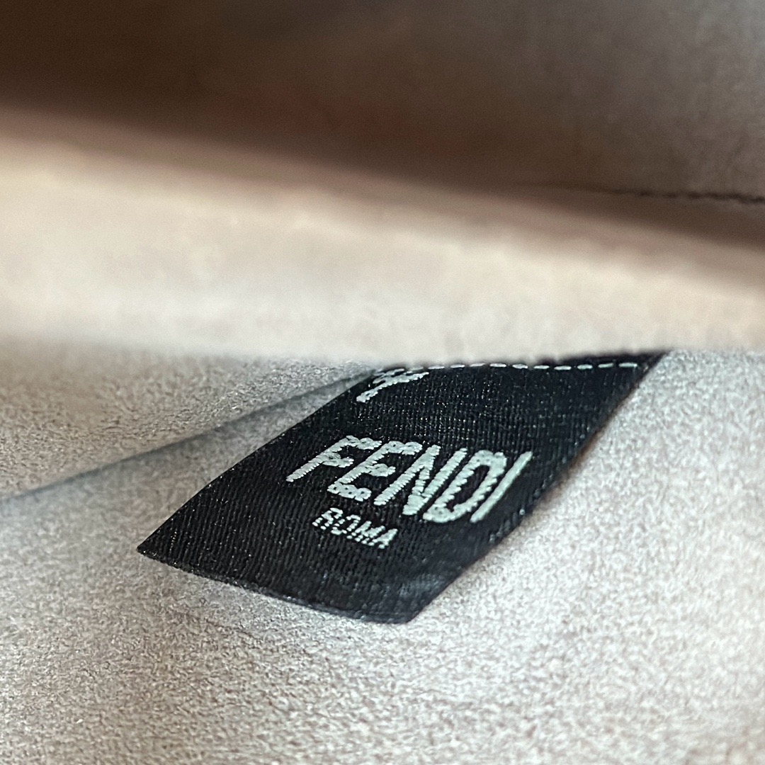 Fendi包包Saudi Arabia官网价格图片Peekaboo中号手袋 大象灰小牛皮手提包-奢品网包包腕表之家 Fendi包包Saudi Arabia官网价格图片Peekaboo中号手袋 大象灰小牛皮手提包