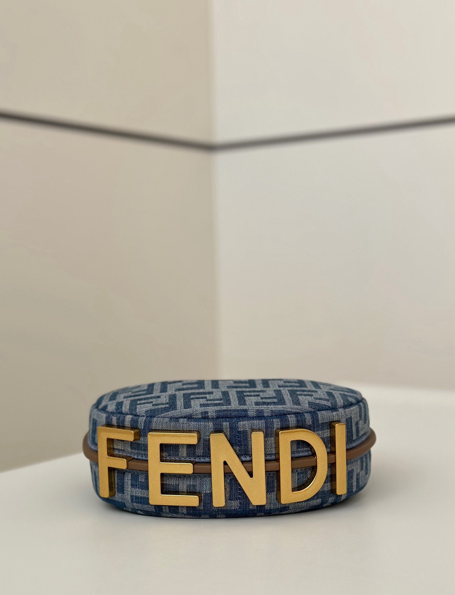Fendi包包新品Fendigraphy腋下包 上身图FF牛仔老花月牙包 Kuwait