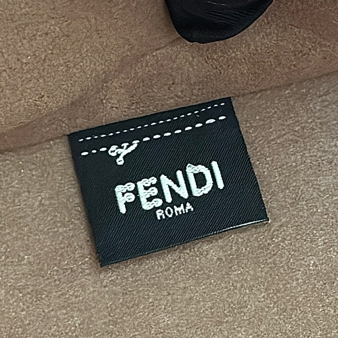 Fendi包包Japan官网价格表 牛皮革全皮压花Tote大号托特包 焦糖色-奢品网包包腕表之家 Fendi包包Japan官网价格表 牛皮革全皮压花Tote大号托特包 焦糖色