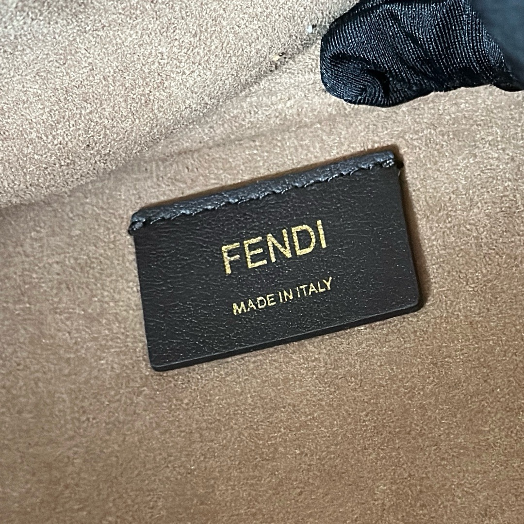 Fendi包包Japan官网价格表 牛皮革全皮压花Tote大号托特包 焦糖色-奢品网包包腕表之家 Fendi包包Japan官网价格表 牛皮革全皮压花Tote大号托特包 焦糖色