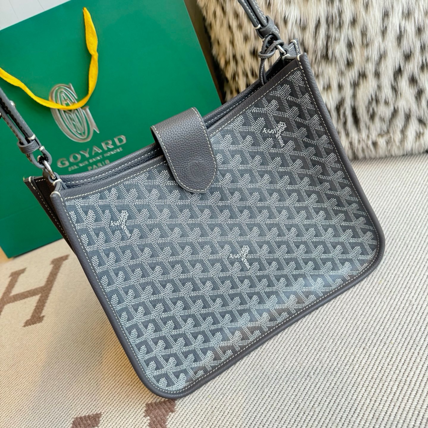 Goyard戈雅包包官网专卖店 MUSETTE斜挎包 灰色帆布小牛皮 United Arab Emirates-奢品网包包腕表之家 Goyard戈雅包包官网专卖店 MUSETTE斜挎包 灰色帆布小牛皮 United Arab Emirates