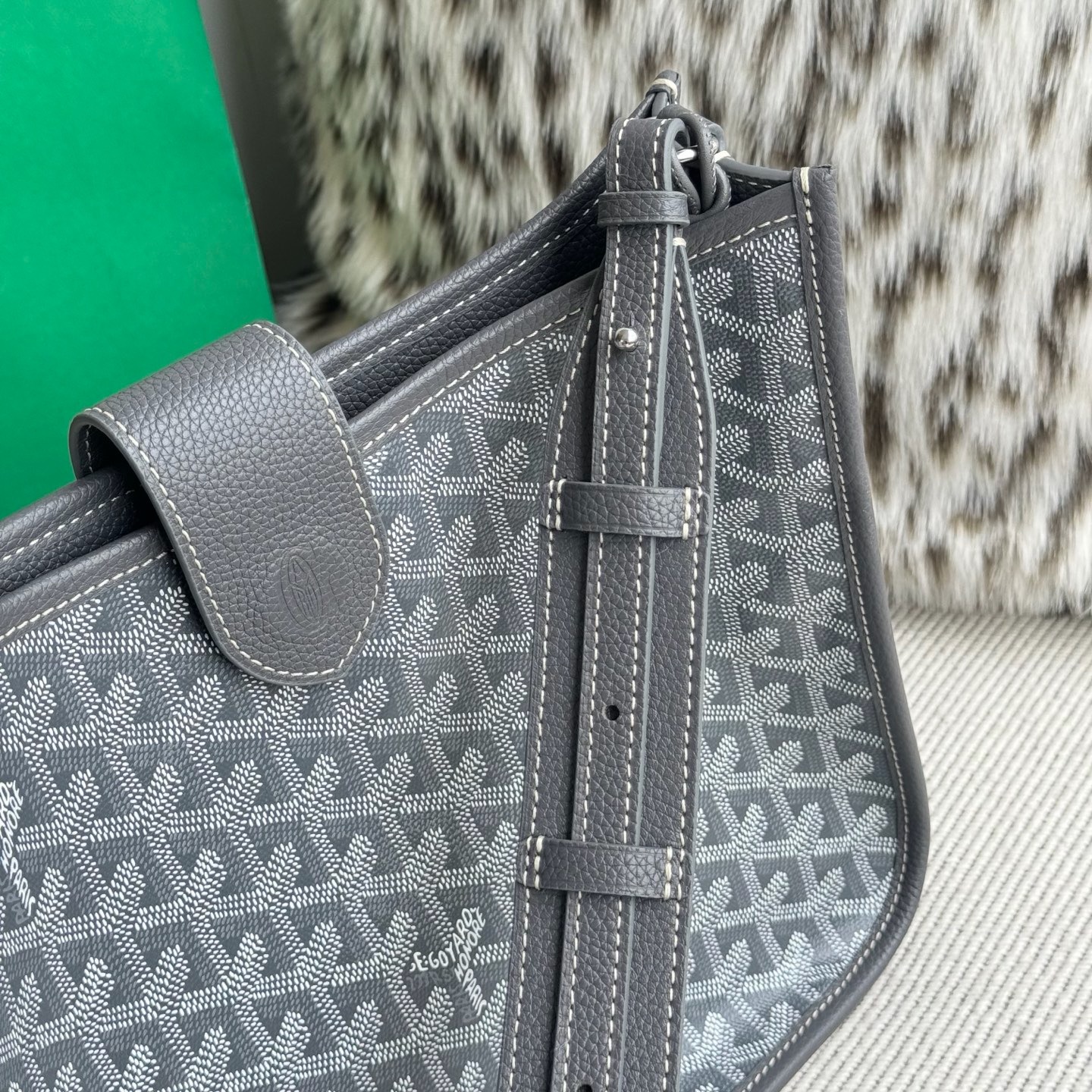 Goyard戈雅包包官网专卖店 MUSETTE斜挎包 灰色帆布小牛皮 United Arab Emirates-奢品网包包腕表之家 Goyard戈雅包包官网专卖店 MUSETTE斜挎包 灰色帆布小牛皮 United Arab Emirates