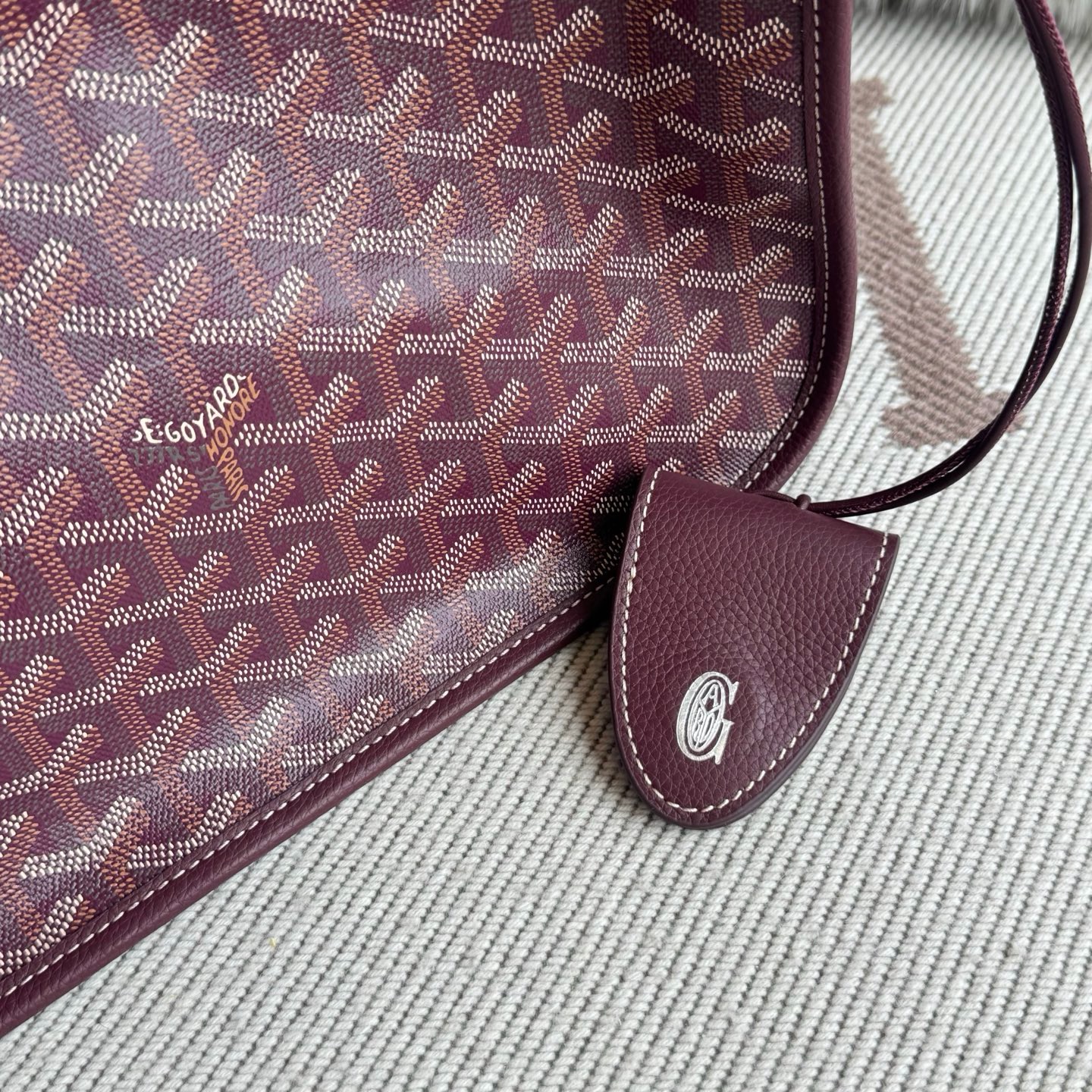 Goyard戈雅包包代购多少钱新款MUSETTE斜挎包 酒红色老花帆布小牛皮