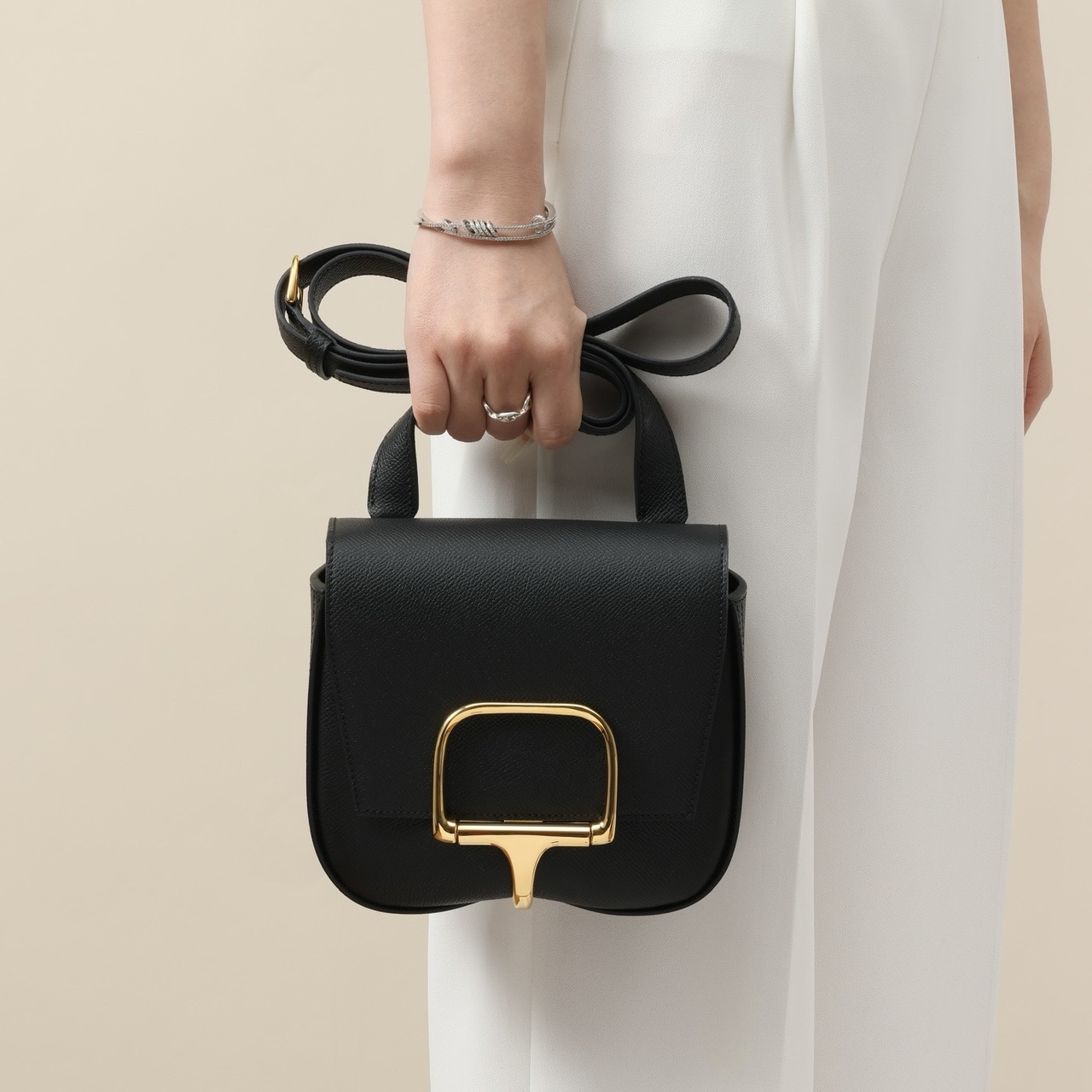 Hermès爱马仕女包上身图Della Cavalleria CK89黑色Epsom小牛皮金扣斜挎包 Dubai
