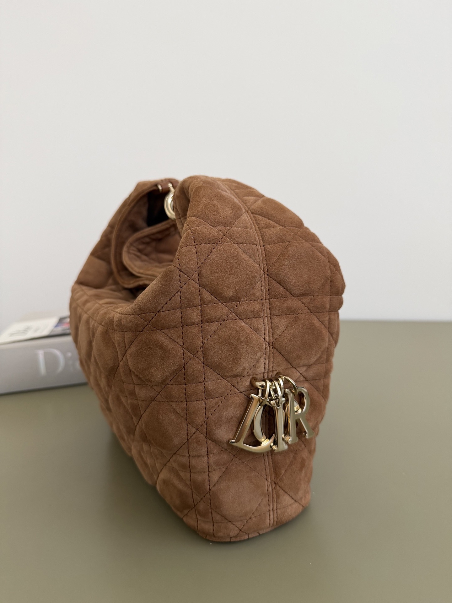 迪奥新款包包 Toujours Hobo 焦糖色麂皮藤格纹手提包